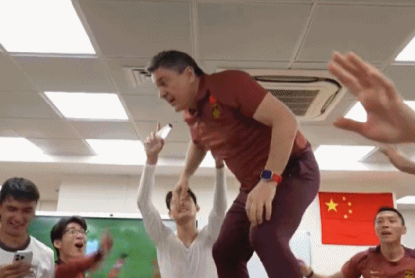 世界杯官网-球员起哄！安东尼奥罕见失控，站桌上跳旋转舞，球迷：想起陈戌源